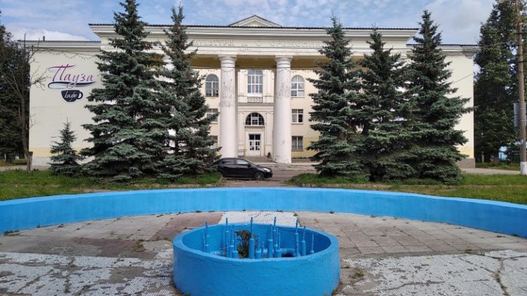 У ДК Орджоникидзе в Нижнем Новгороде появится новый фонтан • На создание фонтана у здания на улице Чаадаева планируют направить почти 12,5 млн рублей, следует из данных на портале госзакупок. Объект должен быть готов к 1 июля. • Территорию благоустроят в рамках программы «Формирование комфортной городской среды»: здесь обустроят прогулочную зону с качелями и цветниками. • Ранее заброшенный фонтан перед зданием был передан на баланс города в 2022 году.