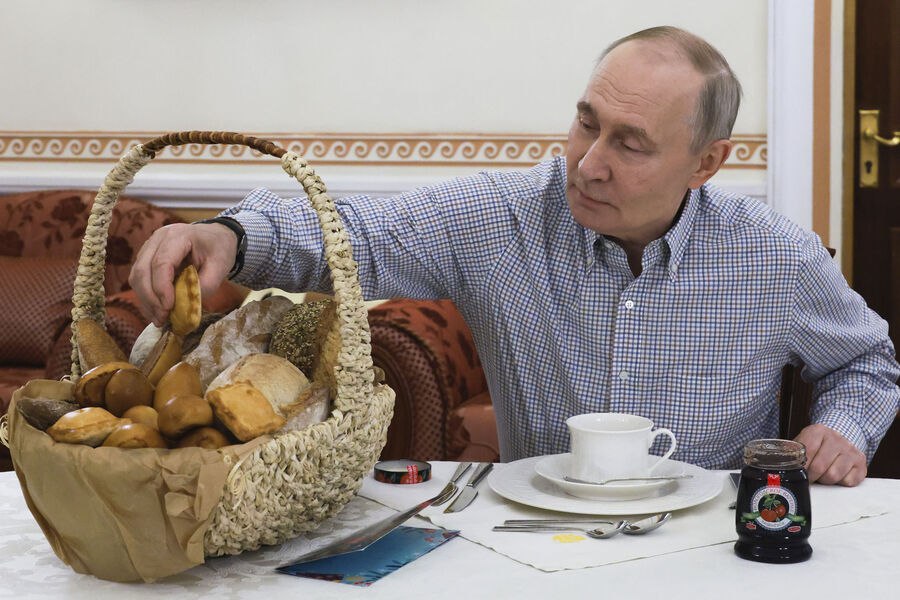 Подмосковная пекарня Машенька владелец которой Денис Максимов обращался к Владимиру Путину на прямой линии с вопросом о налогах может закрыться уже в апреле мае пишет Газета RU По словам Максимова обращение на прямую линию с президентом помогло пройти хорошо низкий сезон первую половину января Но если ничего не изменится то мы скорее всего тоже закроемся к апрелю к маю Владелец пекарни объяснил что под изменениями он имел ввиду получение налоговой льготы 20 января издание Baza сообщило что в 2026 в Москве может закрыться рекордное с начала пандемии число ресторанов и баров из за повышенного НДС В 2020 закрылось 455 заведений в текущем году ожидается закрытие 465 Фото Михаил Метцель РИА Новости gazetayuga Газета Юга в MAX