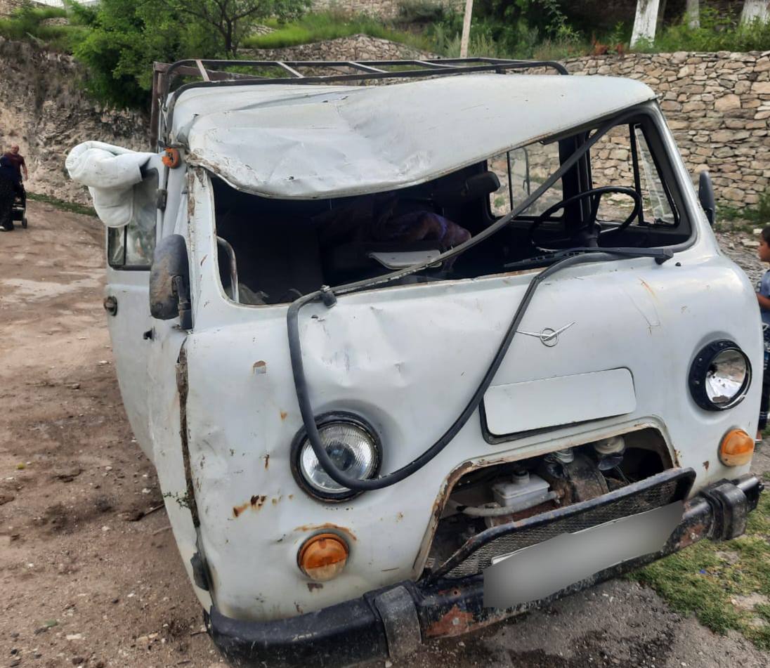 Гунибская межрайонная прокуратура направила в суд уголовное дело о дорожно транспортном происшествии в котором пострадали несовершеннолетние Гунибской межрайонной прокуратурой утверждено обвинительное заключение по уголовному делу в отношении уроженца и жителя с Салта Гунибского района обвиняемого по ч 1 ст 264 УК РФ нарушение правил дорожного движения повлекшее по неосторожности причинение тяжкого вреда здоровью человека По версии следствия в июле 2025 года обвиняемый не проверив исправное техническое состояние оборудованного открытой грузовой платформой автомобиля УАЗ 390945 выехал с пассажирами в кузове из которых 19 несовершеннолетние из местности Рохьдол Къавул в с Салта Не справившись с управлением водитель допустил опрокидывание автомобиля В результате двоим несовершеннолетним причинены тяжкие телесные повреждения Уголовное дело межрайонной прокуратурой направлено в Гунибский районный суд для рассмотрения по существу