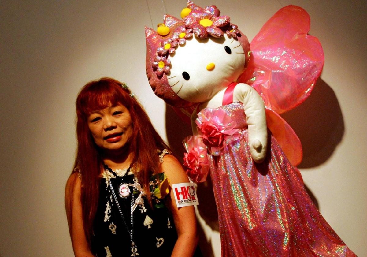 Дизайнер Hello Kitty Юко Ямагучи объявила об уходе с должности после 40 лет работы Компания создатель персонажа Sanrio сообщила что к концу 2026 года ее место займет дизайнер под псевдонимом Aya Hello Kitty была создана 1 ноября 1974 года японским дизайнером Юко Симидзу и впервые появилась на виниловом кошельке для монет С 1980 х за развитие персонажа отвечала Юко Ямагучи которой сейчас 71 год Она заявила что передает эстафетную палочку следующему поколению Подробнее