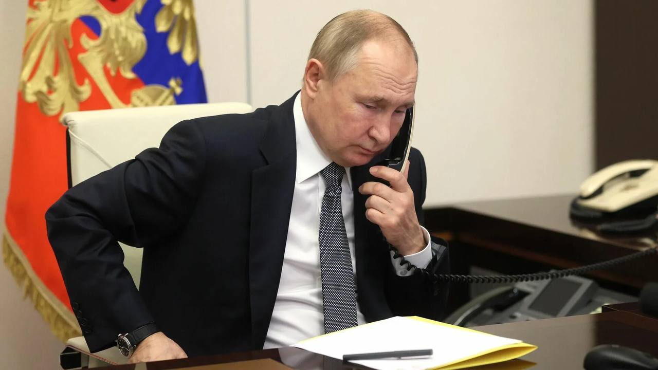 Путин заявил, что не считает себя вершителем судеб, несмотря на четверть века у власти. Президент отметил, что продолжает «дышать одним воздухом» с россиянами и надеется, что это продолжится.