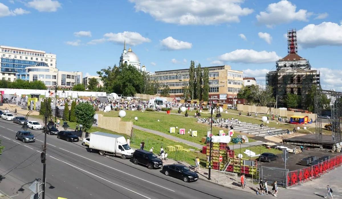 На Полугоре 15 ноября пройдет Фестиваль районов Гостей ждут интересные мастер классы конкурсы живой концерт коллективов народного творчества Мантуровского Щигровского Солнцевского и Тимского районов а также выставка работ местных умельцев Ярмарка предложит разнообразные изделия ручной работы от очаровательных вязаных игрушек и стильных сумочек до оригинальных украшений из смолы и керамики Завершит вечер выступление диджея GLOSSY Подпишись на Курск 1