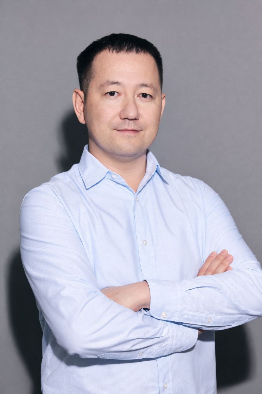 WB Taxi в Узбекистане возглавил Тимур Алиев ранее руководивший развитием сервиса такси Yandex Go в стране РВБ Объединённая компания Wildberries Russ объявляет о назначении Тимура Алиева руководителем WB Taxi в Узбекистане В новой роли он будет отвечать за выстраивание устойчивой операционной модели бизнеса развитие отношений с партнерами водителями и парками До присоединения к РВБ Тимур Алиев возглавлял сервис Yandex Go в Узбекистане и отвечал за запуск сервиса такси в 7 городах расширив доступность цифровой мобильности для пользователей Особое внимание Тимур Алиев уделял развитию устойчивой и прозрачной экосистемы для водителей Под его руководством были запущены первый флитовый таксопарк продукт Яндекс Флот заказ автомобиля к первой линии аэропорта в Ташкенте и другие сервисы Тимур Алиев один из самых опытных и успешных топ менеджеров рынка такси Узбекистана Мы уверены что его экспертиза будет ключевой для развития нашего такси направления Желаем ему больших успехов и удачи отметил Анатолий Сморгонский директор департамента по развитию технологий сервиса такси и перевозок РВБ Telegram Facebook Instagram LinkedIn