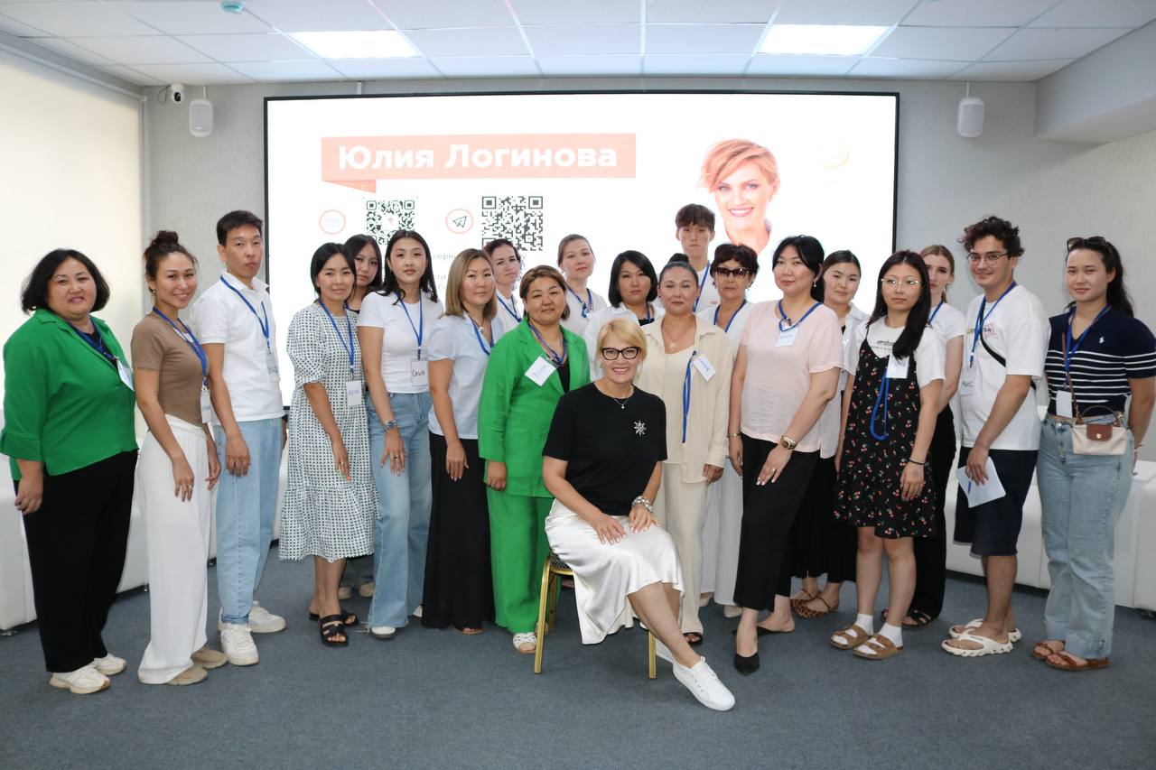 В центре «Мой бизнес» прошло очередное обучение для сотрудников кафе и ресторанов в рамках подготовки к III Международному буддийскому форуму.   Юлия Заяц, эксперт в области экологичного сервиса, поделилась своим опытом с предпринимателями Калмыкии. На протяжении трех дней участники углубились в ключевые аспекты работы с гостями, изучили новейшие тренды и методы повышения качества сервиса. Особое внимание уделили современным методам управления командой, а также смогли определить сильные и слабые стороны своей команды. Тренинг составил 50% теории и 50% практической работы. Участники получили ценные знания, которые уже начали применять на практике.  Фото: Экономика08  Быть в курсе   Прислать новость  Также подписывайтесь на главный новостной канал ВГТРК в MAX – «Вести»