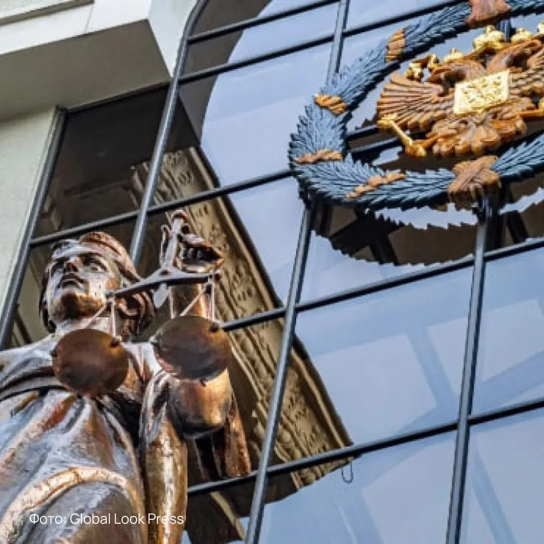 Судей из Петербурга заподозрили во взятке Следственный комитет начал расследование в отношении двух служителей Фемиды в отставке бывшей судьи Смольнинского районного суда Каринэ Голиковой и экс председателя этой же инстанции Валерия Тарасова По версии следствия в 2024 2025 годах Голикова через коллегу получила 2 5 млн рублей за решение в пользу истца по делу о взыскании с коммерческой организации более 300 млн рублей Посреднику как считают в СК досталось 500 тысяч Разбирательство началось с согласия Высшей квалификационной коллегии Сейчас устанавливаются все детали произошедшего Видимо весы Фемиды слегка перевесили деньги   Подпишитесь на Абзац в Mах