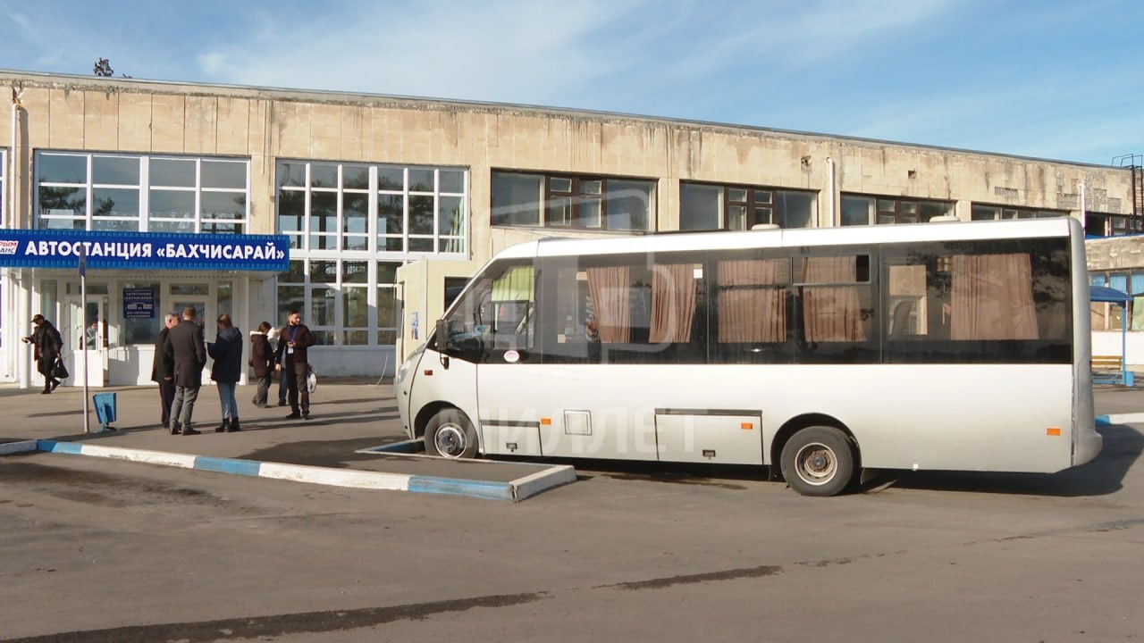 В Бахчисарае открылась обновленная автостанция. Кадрами объекта делится корреспондент телеканала «Миллет». Теперь после капитального ремонта кровли и фасадного остекления зала ожидания — есть всё для комфорта гостей и жителей района. Ежедневный пассажиропоток через центральную автостанцию Бахчисарая — более 1 200 человек. Почти 800 рейсов в день. Автостанция была построена больше 40 лет назад.