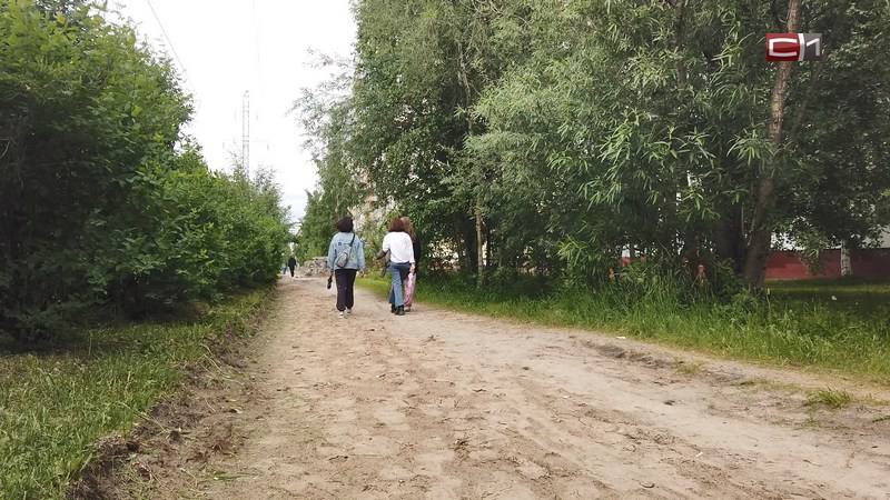 Недобросовестный субподрядчик оставил улицу Югорскую в Сургуте без тротуаров Вынуждены ходить по песку и грязи. Жильцы домов на Югорской в Сургуте недоумевают: тротуары вдоль всей улицы с двух сторон разобрали, а прокладывать пешеходные дорожки никто не спешит. Старые бетонные плиты демонтированы, лежат стопкой на газоне — это лишь единственное свидетельство того, что здесь должен идти ремонт. Ни людей, ни техники на объекте долгое время нет, пишут сургутяне в соцсетях и телеграм-каналах. При этом на проезжей части лежит свежий асфальт, установлены бордюры, а пешеходов обделили, сетуют жители микрорайона. Как пояснили в городской администрации, дорожная компания, которая взялась за комплексный ремонт Югорской, для создания новой сети тротуаров наняла субподрядчика, который в итоге оказался недобросовестным исполнителем. Отношения с ним расторгнуты, наняты другие бригады. Работы должны возобновиться. ___________ Sitv.ru