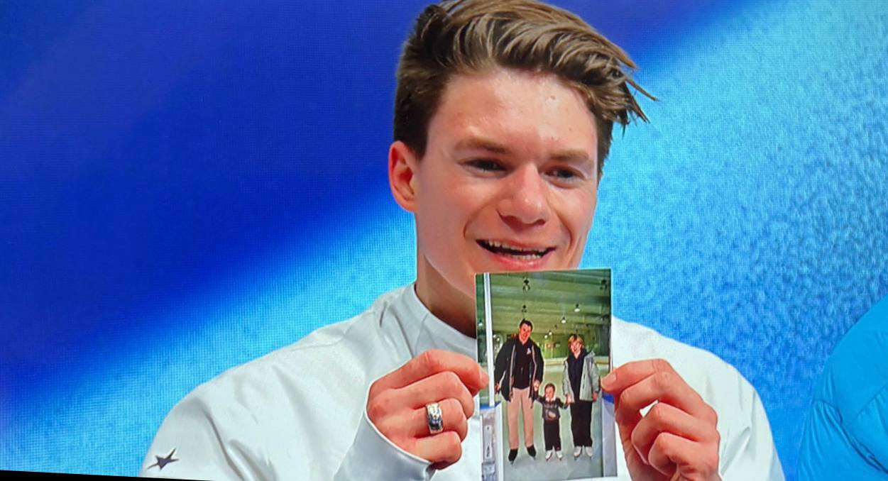 Очень трогательный момент в короткой программе мужчин фигуристов Максим Наумов с фотографией родителей которым посвятил прокат Вадим Наумов и Евгения Шишкова погибли год назад в авиакатастрофе возвращаясь с соревнований Это для вас