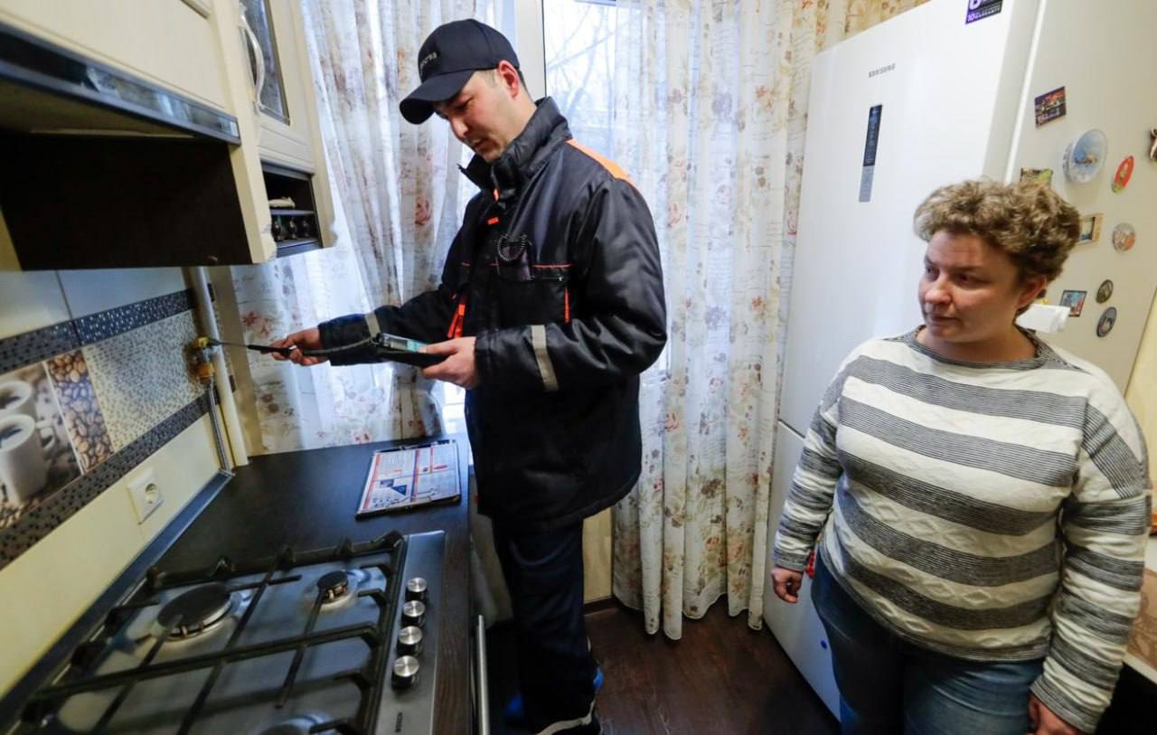 Под видом работников ЖКХ мошенники штурмуют квартиры москвичей на каникулах Основной мишенью лжекоммунальщиков на новогодних праздниках становятся пенсионеры Им навязывают платные услуги по поверке счётчиков и проверке оборудования с помощью личных визитов звонков и фальшивых уведомлений от УК В Мосжилинспекции напомнили что без предварительного уведомления и аварийной ситуации официальные сотрудники не приходят При появлении подозрительных коммунальщиков необходимо сразу звонить в УК или полицию kvadratnymaster Фото ТАСС