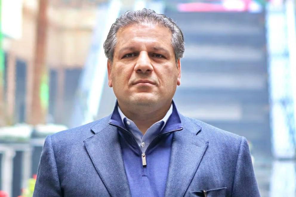 Booking удалил с сайта отели предположительно связанные с иранским мультимиллионером Али Анзари попавшим под санкции за финансирование КСИР Согласно Financial Times его империя недвижимости в Европе оценивается в 400 миллионов долларов Среди удаленных отелей Hilton Frankfurt City Center и Hilton Frankfurt Gravenbruch во Франкфурте Steigenberger Golf and Spa Resort на Майорке Schlosshotel в австрийском Китцбюеле Ансари среди прочего был совладельцем рухнувшего иранского банка Ayandeh Bank который Тегерану пришлось национализировать