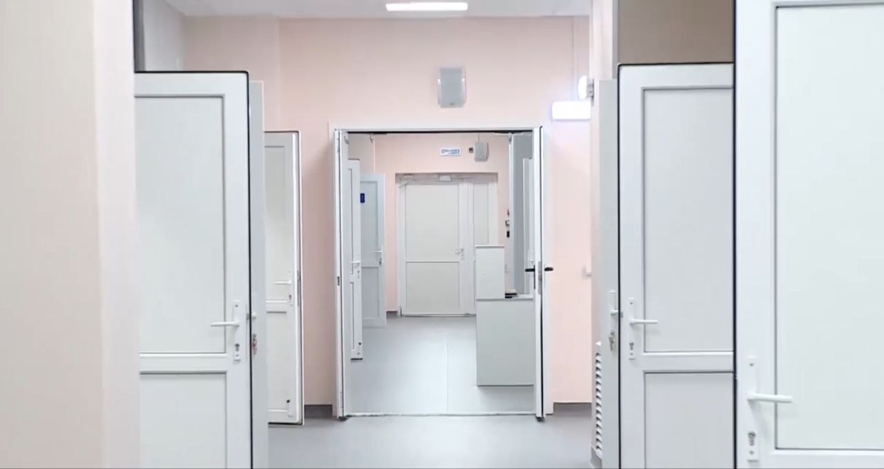 В России хотят ввести обязательное посещение психолога для беременных Минздрав России опубликовал проект нового порядка оказания медпомощи по акушерству и гинекологии сообщили ТАСС в пресс службе Минздрава России Согласно проекту беременные женщины будут обязаны пройти как минимум 2 сеанса у медицинского психолога Эта мера направлена на поддержку будущих матерей помощь в преодолении страхов связанных с беременностью и материнством Однако на практике реализовать эту инициативу может быть сложно из за нехватки кадров в регионах Считаете проект полезным Мы в MAX Мы в TG Прислать новость