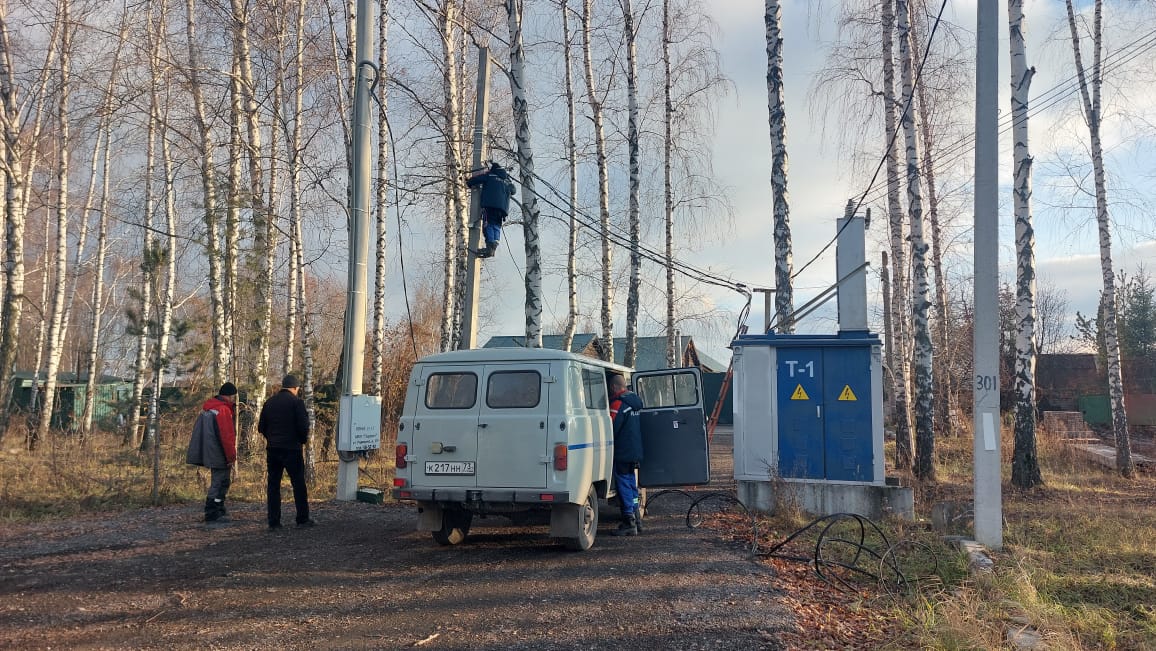 В Ульяновске освещена вся протяжённость Сельдинского шоссе  Директор МБУ «Горсвет» Роман Исаев доложил главе города Александру Болдакину, что 20 ноября проведено пробное включение третьего, последнего участка от поворота в сторону СНТ «Оазис» и Голубого озера до двух мостов через Свиягу  На постоянной основе освещение данного отрезка дороги планируется начать с 21 ноября. Напомним, что работы по установке системы освещения дороги на Сельдинском шоссе начались в 2023 году по поручению Александра Болдакина, когда было установлено 139 опор  Минувшим летом освещение было включено на первом участке от проспекта Нариманова до посёлка «Городская усадьба». В сентябре был подключён второй участок от «Городской усадьбы» до пригорка и поворота на «Оазис»  Ранее дорога на Сельдинском шоссе системы освещения не имела, в то же время по ней проходит большой поток городского и транзитного транспорта. Таким образом, на шоссе значительно повышена безопасность дорожного движения