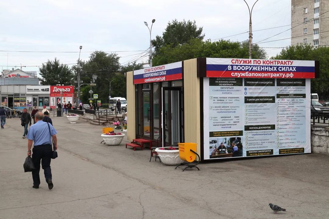 В Березниках и Чайковском увеличат размер выплаты уходящим на СВО контрактникам Депутаты думы Березниковского округа приняли решение повысить единовременную денежную выплату гражданам, которые заключают контракт на службу в зоне специальной военной операции. Выплата будет увеличена со 150 тыс. до 250 тыс. руб., сообщает телеграм-канал «На местах». Аналогичное решение приняла дума Чайковского округа. В муниципалитете увеличат выплату до 150 тыс. руб.