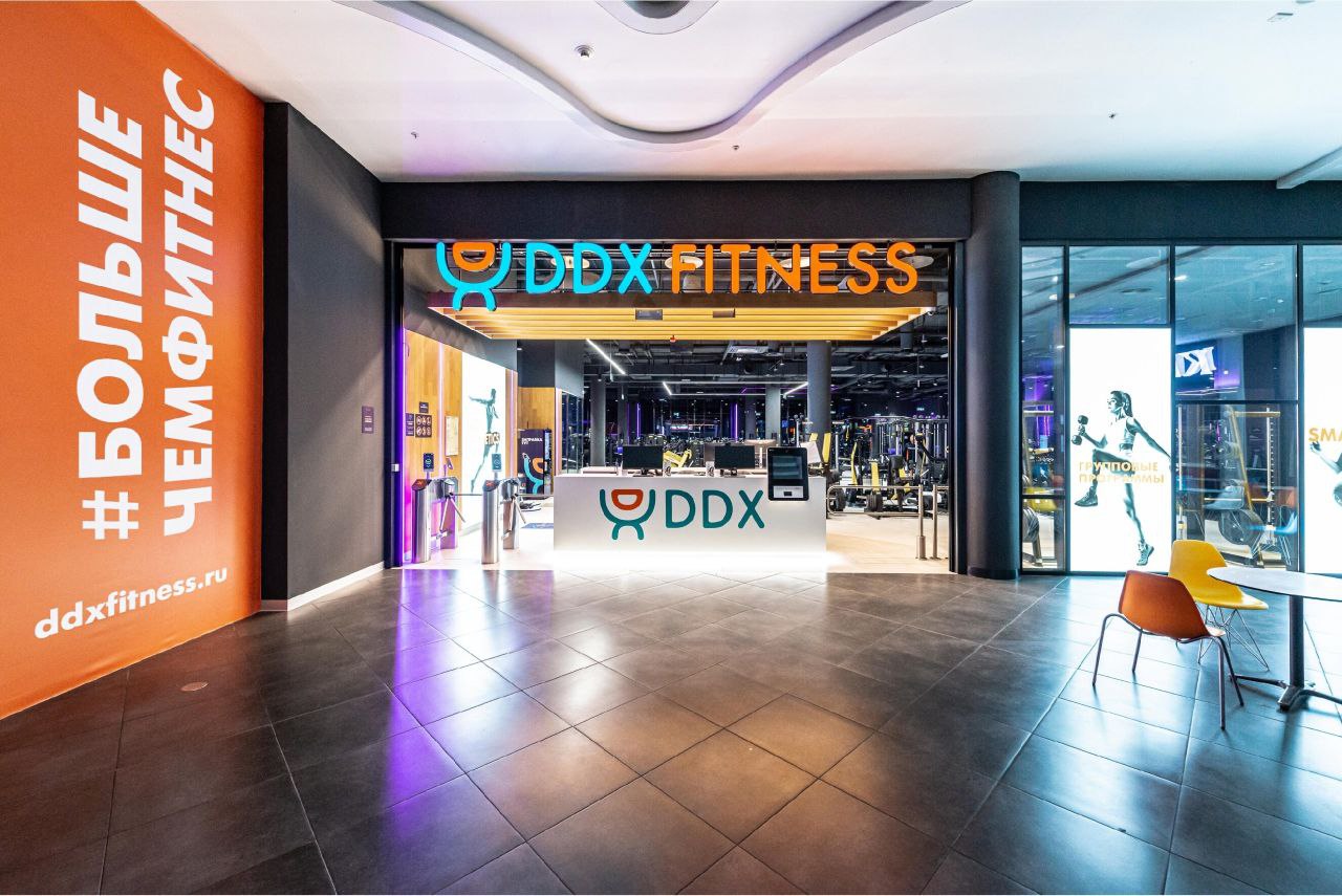 DDX Fitness замахнулся на лидерство в фитнес сегменте открыв 125 клуб в сети За 2025 год сеть прибавила 55 новых клубов При этом один октябрь выглядит сногсшибательно 29 октября открытие в ТЦ Крейсер Владимир 27 октября открытие в ТЦ Простор Уфа 27 октября открытие в Саратов 24 октября открытие в ТЦ Сенная Петербург 21 октября открытие в ТРЦ Festival City Омск 20 октября открытие в ТРЦ Ярче Владивосток 16 октября открытие в ТЦ Черноморский Новороссийск 15 октября открытие в ТРЦ Огарёв Plaza Саранск 10 октября открытие в ТРЦ ДаНада ЙошкарОла Для справки По состоянию на апрель 2025 года в сеть Spirit Fitness входят 39 клубов Фитнес корпорация World Class оперирует 51 собственным и 66 франчайзинговыми клубами arendatrk Чат заявок от арендаторов ok arendatrk  Новые ТЦ в журнале Arenda trk