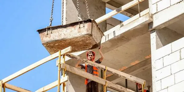Активы паевых фондов недвижимости к концу года могут превысить 1 35 трлн рублей УК Парус Управление активами По итогам I квартала чистые активы рыночных паевых фондов недвижимости достигли 951 млрд руб Темпы роста оказались ниже чем в IV 23 2 и I 7 1 кварталах 2025 года Также отмечается что управляющие компании будут как развивать действующие фонды так и создавать новые В Альфа Капитале планируют создание как минимум двух новых фондов в том числе на индустриально складскую недвижимость В ВИМ Инвестиции заявили о планах выйти в новые сектора гостиничной и торговой недвижимости
