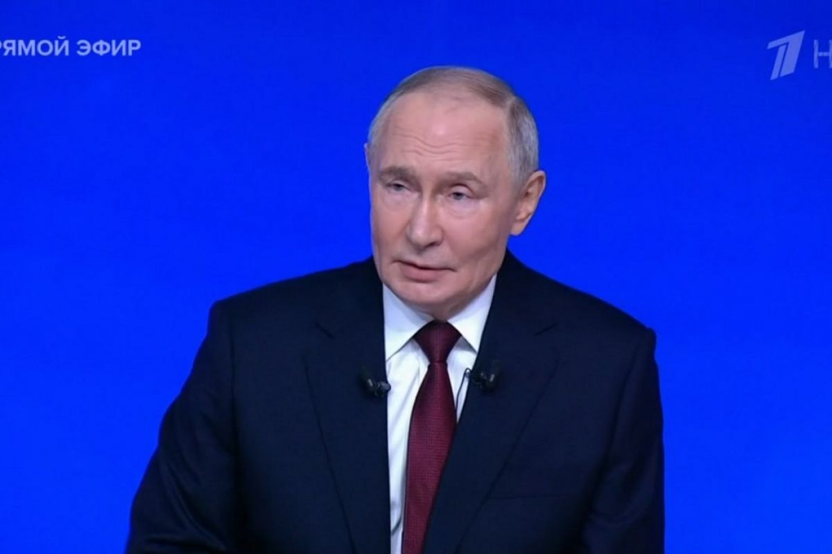 ИТОГИ ГОДА С ВЛАДИМИРОМ ПУТИНЫМ  Послание для потомков капсула времени Мы жившие в России в нескончаемом потоке времени в XX и XXI веке с благодарностью воспринимали все что было сделано нашими предшественниками нашими предками Мы жили как все везде и всегда нашими текущими заботами но мы не стояли на месте Мы шли вперед мы работали боролись сражались и наилучшим образом старались решать проблемы которые ставило перед нами наше время Мы думали о будущем думали о вас И если в ваших руках сейчас наше послание это значит что и вы чувствуете себя частью нашего общего бесконечного потока времени Это значит что и вы чувствуете и понимаете связь времен Это очень важно поздравляем вас с этим Это значит что и мы когда работали сражались и думали о вас жили не напрасно И у нас многое получилось Мы желаем чтобы удача всегда была рядом с вами и чтобы вы были счастливы чтобы ваши дети внуки и правнуки гордились вами так Как мы в наше время гордимся нашими отцами дедами и прадедами итогигода говоритпрезидент Gubery