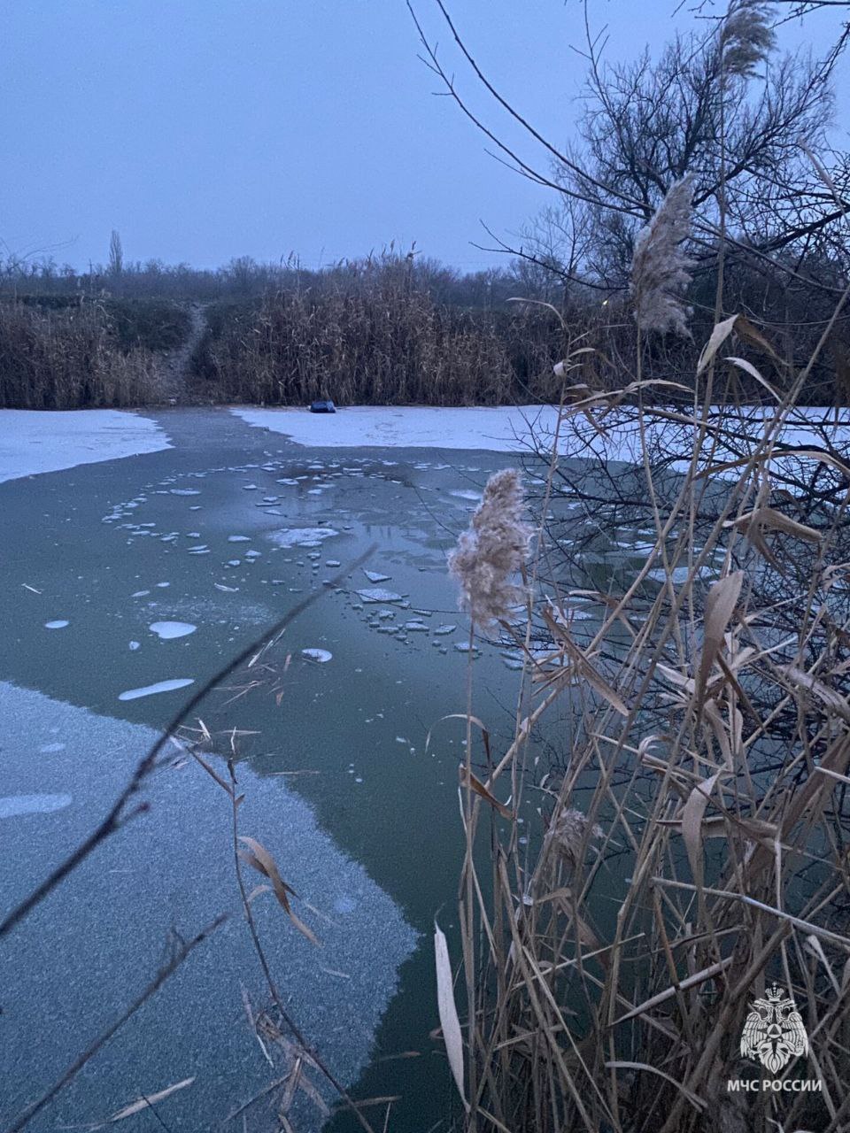 До прибытия медиков погиб 10 летний школьник после того как провалился под лед в хуторе Ленина Аксайского района сообщили в МЧС по Ростовской области В происшествие так же попал ровесник погибшего ребенка доставили в больницу в тяжелом состоянии Фото МЧС по Ростовской области Вести Дон Telegram MAX