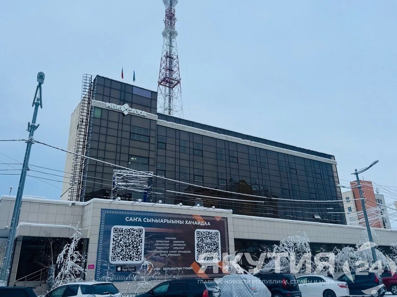 Глава Якутии поддержал инициативу о создании премии имени журналиста НВК Саха Алексея Семенова В ходе пресс конференции генеральный директор НВК Саха Олег Марков выдвинул инициативу о создании премии имени журналиста Алексея Семёнова погибшего в зоне СВО Глава Якутии Айсен Николаев положительно отреагировал на предложение тепло отозвавшись о погибшем журналисте Я считаю что премия имени Алексея Семенова может быть направлена как раз на тему освещения патриотики воспитания нашей молодежи Она абсолютно возможна я ее поддержу резюмировал Айсен Николаев Журналист НВК Саха Алексей Семенов погиб в зоне СВО в мае 2025 года Подробнее читайте по ссылке yk24 ru в MAX Telegram ВК VK Видео