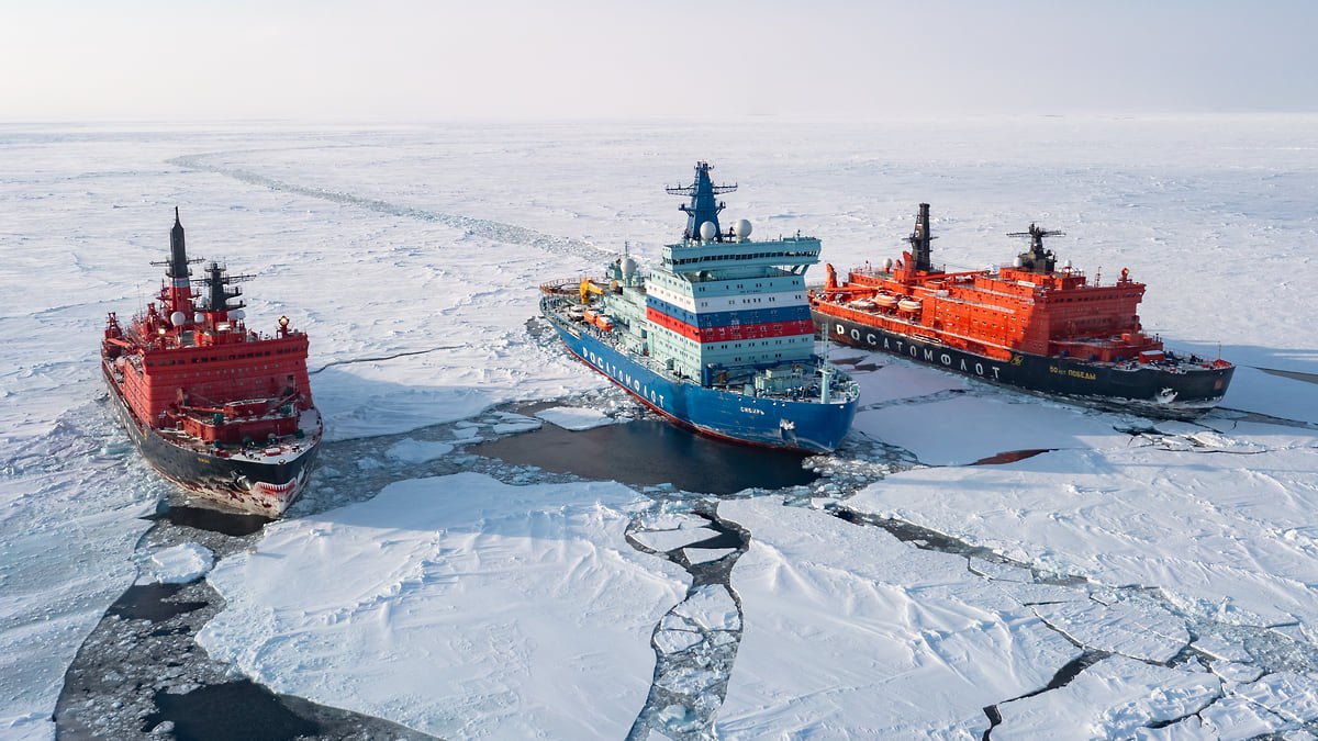 Владимир Путин Россия продолжит осваивать Арктику несмотря на то что вместо глобального потепления может наступить похолодание По разному специалисты относятся к тому как будет развиваться дальше климатическая ситуация на планете и в Арктике То ли нас ждет потепление глобальное то ли кстати некоторые считают что сейчас пик потепления прошёл сейчас начнется похолодание Но не важно А важно то что мы всё равно будем это осваивать сказал глава государства в ходе встречи со студентами МФТИ Президент также отметил что Россия наращивает работу по развитию ледокольного флота По его словам освоение Северного морского пути важно и для Москвы и для международной торговли