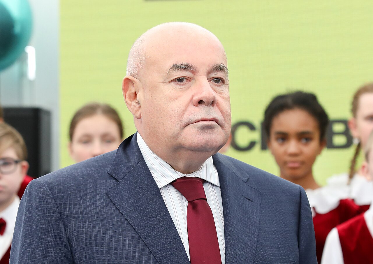 Экс-глава Минкульта и спецпредставитель Путина по международному культурному сотрудничеству Михаил Швыдкой предложил вернуть в России цензуру  «В существовании цензурного ведомства была своя логика. Предварительная цензура защищала от карательной»,  — написал Швыдкой в колонке для «Российской газеты».  По его словам, в России сейчас слишком много «трудно формализуемых с юридической точки зрения требований к деятелям культуры, редакторам, продюсерам». Одновременно творить и учитывать все эти требования невозможно, заявил Швыдкой.  «Было бы куда честнее вернуться к цензуре, которой бы занимались профессионалы, а не бюрократы различных ведомств. <...> Возрождение института цензуры — недешевое удовольствие, требующее не сотен, но тысяч просвещенных слуг государства, но, пожалуй, только оно может сохранить здоровую обстановку в творческой среде»,  — написал экс-министр культуры.  Он добавил, что в Советском Союзе, несмотря на большое количество ограничений, «было пространство для творчества».  Предложение Швыдкова противоречит 29 статье Конституции России, которая гарантирует свободу слова и запрещает цензуру.  Михаил Швыдкой стал главой Минкульта России в 2000 году, вскоре после прихода к власти Владимира Путина. Позже был председателем Роскультуры, а в 2008 занял пост спецпредставителя президента по международному культурному сотрудничеству.  Фото: Wikimedia Commons  Подписаться на «Новую-Европа»