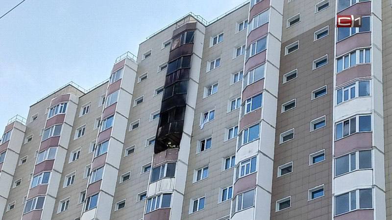 Сургутянка получила ожоги при пожаре в многоэтажке  В огне, по данным журналиста СургутИнформ-ТВ, пострадала женщина — она получила небольшие ожоги. Ей оказали первую помощь врачи скорой.   По предварительным данным, возгорание произошло на балконе одной из квартир на 13 этаже, также повреждены балконы этажами выше. Очевидцы пишут, что пожарные автомобили не смогли проехать во двор из-за припаркованных машин.  По информации МЧС по Югре, сообщение о возгорании поступило на пульт диспетчера в 11:07. Открытое горение ликвидировано через 42 минуты. На место происшествия выезжали 11 единиц техники и 39 человек личного состава. Спасено 4 человека.   Причина возгорания устанавливается. ________ Sitv.ru