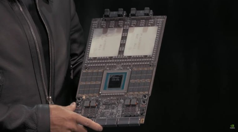 NVIDIA показала систему Vera Rubin и рассказала о возвращении производства в Америку На конференции GTC Дженсен Хуанг представил Vera Rubin новое поколение серверных платформ для ИИ которое в 100 раз мощнее легендарной DGX 1 2016 года   Характеристики и ключевые детали Платформа Vera Rubin гибридная система третьего поколения CPU Vera на базе Blackwell GPU два ускорителя Rubin с HBM4 Общая ёмкость памяти 2 ТБ Транзисторов 6 трлн Производительность 100 PetaFLOPS Compute Tray объединяет две платформы Vera Rubin 4 GPU 2 CPU готов к интеграции с жидкостным охлаждением Масштабируемость поддержка до восьми дополнительных GPU Rubin CPX для контекстных окон свыше 1 миллиона токенов Производство массовый выпуск во второй половине 2026 года Локализация Аризона США завод перенесён за 9 месяцев по личному запросу президента США Дональда Трампа Заказать сборку ПК в InterPC Наши каналы Nvidiа Тeхнoлoгии