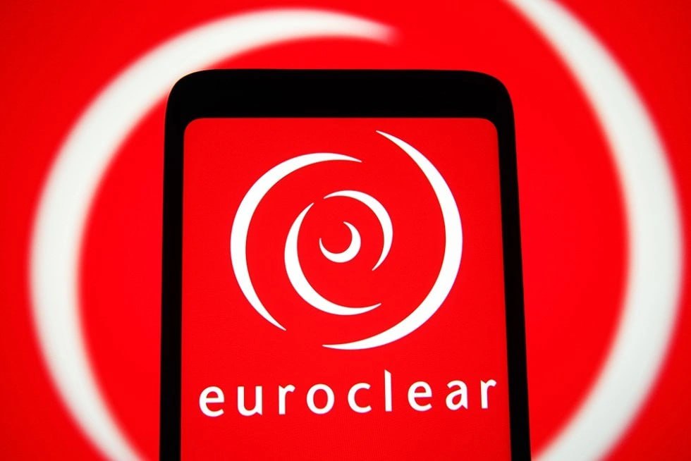 В Euroclear сравнили планы ЕС по активам РФ с экспроприацией Глава крупного европейского депозитария Euroclear Валери Урбен сделала заявление относительно планов Евросоюза по привлечению дополнительных средств для Украины за счет замороженных российских активов. В интервью британскому изданию Financial Times Урбен заявила, что по ее мнению, "с юридической точки зрения создание специального целевого механизма будет означать экспроприацию денежных средств Euroclear", а "системный риск, безусловно, резко возрастет, если нам придется выйти за рамки имеющегося у нас профиля риска". Планы ЕС могут включать создание "специального целевого механизма", куда будут переведены российские активы, но это, утверждает она, не освобождает Euroclear от ответственности при требованиях реституции со стороны Центрального банка России. Ранее Politico сообщила, что Евросоюз изучает возможность перевода около 200 миллиардов евро из активов РФ в более рискованные активы с целью получить больше средств для Киева. Фото: Reuters