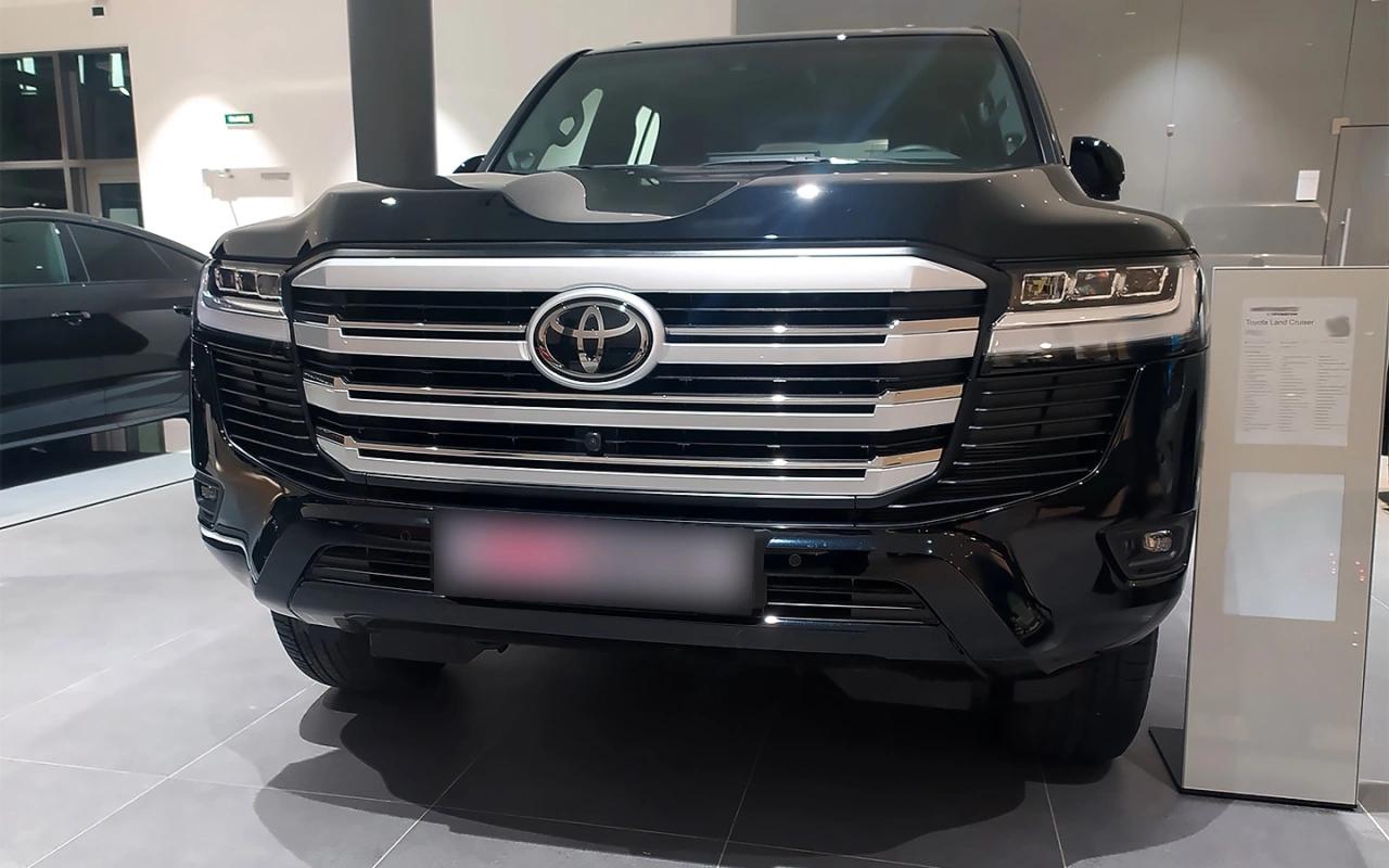 Toyota ответила на вопрос о возможном возобновлении продаж в России Компания на данный момент не планирует импортировать новые автомобили в Россию заявила Autonews пресс служба ООО Тойота Мотор российское представительство марки На данный момент у компании нет планов импортировать новые автомобили в Россию пояснили в компании Однако в Toyota подтвердили факт того что японская компания проводит рабочие встречи и конференции с российскими дилерами бренда Toyota регулярно проводит рабочие встречи и конференции с дилерами с целью обсуждения вопросов послепродажного обслуживания действующих клиентов Toyota и Lexus добавили в ООО Тойота Мотор эксклюзив autonews