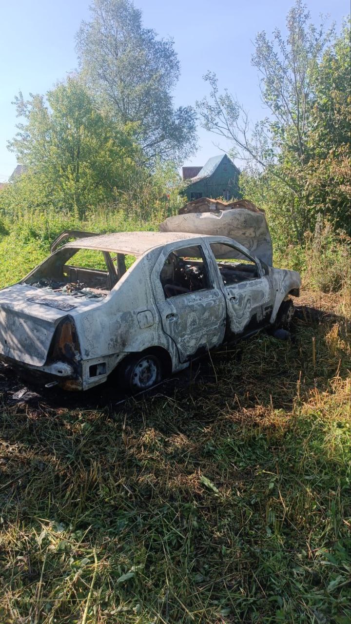 Обгоревшего мужчину спасли в поселке Деулино Сергиево-Посадского г.о., оттащив от полыхающей машины Примерно в 3 часа ночи местных разбудили звуки буксующего автомобиля, а когда любопытство взяло вверх и они вышли посмотреть, то увидели дым с огнем. Чья-то машина уже вовсю горела. Пока ждали пожарных, заметили, что прямо возле машины лежит мужчина, непонятно, живой или нет. Свидетели ЧП рискнули, подбежали и оттащили. Пострадавшим оказался мужчина 75 лет, его госпитализировали с ожогами. По словам очевидцев, как он там оказался — не помнит, говорит — ехал домой, но оказался абсолютно не там и едва не погиб. История темная, одним словом — даже непонятно, кто именно владелец сгоревшего авто.