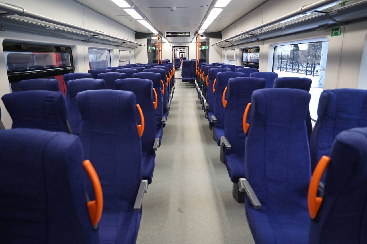 Шестивагонный электропоезд Челябинск Курган запустят в начале 2026 года   gubernia74 ru articles society 1137905 Современный состав вагоны которого будут максимально удобны в том числе для маломобильных пассажиров начнет работать с 1 января следующего года Головные вагоны оборудовали специальными подъемниками а также креплениями для инвалидных кресел Из Челябинска он будет отправляться утром а из Кургана днем   t me chgub