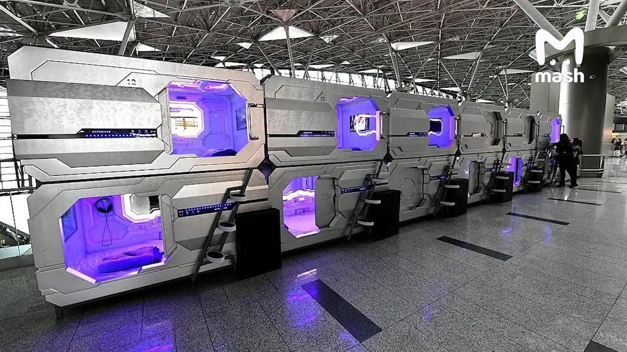 Женщина застряла в капсульном отеле аэропорта Внуково за час до вылета и не может выбраться из ячейки из за заклинившей двери сообщает Mash Отель Аэрослип расположен в чистой зоне сотрудники аэропорта пытаются открыть капсулу своими силами спасателей уже вызвали Женщина кричит что опаздывает на самолёт Спасателей вызвали они едут но у дамы все шансы опоздать на свой рейс bankser