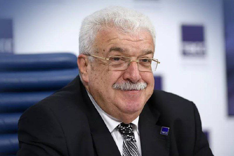 На форуме в Ханкенди представители России рассыпались в комплиментах Алиеву На международном форуме, где Алиеву вручили шевроны украинских нацбатов, прозвучали хвалебные речи от российских представителей. Политолог Сергей Марков на видео и 1 фото назвал президента Азербайджана «блестящим интеллектуалом» и лидером, у которого «другие хотят учиться побеждать». А первый замглавы ТАСС Михаил Гусман 2 фото сравнил Алиева с виртуозом-скрипачом и попросил раскрыть секрет «уникальной внешней политики».