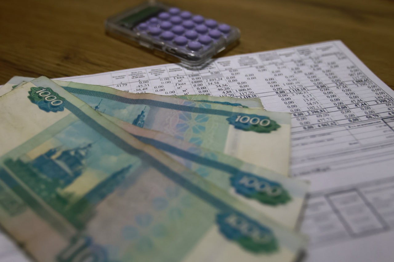 В России сдвинут крайний срок оплаты ЖКУ С марта он будет перенесен на пять дней вперед с 10 на 15 число Мера позволит избежать просрочек и начисления пени заявил депутат Госдумы Сергей Колунов Мы знаем что многим россиянам зарплаты приходят не 1 5 или 10 числа Большое количество граждан получает деньги 12 числа порой и 15 го Знаем что оплачивать ЖКУ удобнее и спокойнее после поступления зарплаты Вечерка в MAX в Telegram