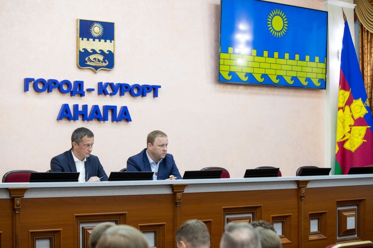 В Анапе в преддверии лета ужесточают противопожарные меры Одной из тем общегородского планерного совещания, которое провел мэр Анапы Василий Швец, стал комплекс мероприятий по профилактике и борьбе с пожарами в предстоящее жаркое время года. Начальник управления гражданской обороны и защиты населения Алексей Кишкинов доложил, что на территории муниципалитета с 28 марта по 30 сентября введен особый противопожарный режим. Действуют ограничения, касающиеся работ с применением открытого огня, сжигания мусора, посещения лесов, лиманно-плавневых и камышовых зон. В каждом сельском округе созданы мониторинговые группы из представителей администрации, казачества, добровольных пожарных. С начала года к административной ответственности привлечены 139 человек, наложены штрафы на сумму свыше 400 тысяч рублей. В майские праздники межведомственные рабочие группы провели 7 рейдов патрулирования по землям, граничащим с лесными участками. Проведены 83 беседы с жителями и гостями курорта, розданы листовки и памятки, составлено 9 протоколов об административных правонарушениях. На территориях Большого и Малого Утришей, заказника «Анапский» развернута сеть видеонаблюдения. Камеры работают в онлайн-режиме, сигнал выведен в службу ЕДДС, где дежурный круглосуточно мониторит обстановку. Очищено и восстановлено 28,5 км минерализованных полос в населенных пунктах, проводится выкос сухой растительности и камыша в местах, прилегающих к жилым домам и другим строениям. Спланирована группировка сил и средств Анапского муниципального звена РСЧС в количестве 61 человек и 45 единиц техники. – Предотвращение природных пожаров - задача номер один в жаркий период. Поэтому проверку готовности оперативных групп реагирования необходимо проводить ежедневно. Кроме того важно усилить профилактическую разъяснительную работу с населением, – подчеркнул Василий Швец. – Главы сельских округов также несут личную ответственность за пожароопасную обстановку на подведомственных территориях.