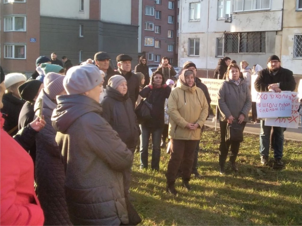 Сибирский Экспресс Новосибирцы вышли на митинг из-за нехватки школ   Жители улицы Выборной в Октябрьском районе Новосибирска вышли 26 октября на митинг из-за переполненности школ и нехватки досуговых объектов и учреждений дополнительного образования.   На мероприятие пришли несколько десятков человек.  «Выборная обрастает человеческими муравейниками и пивнушками. Мест в школах, библиотек и мест культурного досуга не хватает, зато пивнушки каждые триста метров. Мы надеется, что власти нас услышат, чтобы была найдена зона компромисса, – рассказал «Прецеденту» один из активистов Сергей Везнер.   Также жители высказались против планов мэрии и областной администрации по уменьшению площади Инюшенского бора и в частности против создания там трассы.   В сообщении в паблике «Вдоль по Выборной» отмечается, что на... подробнее на канале: Сибирский Экспресс @