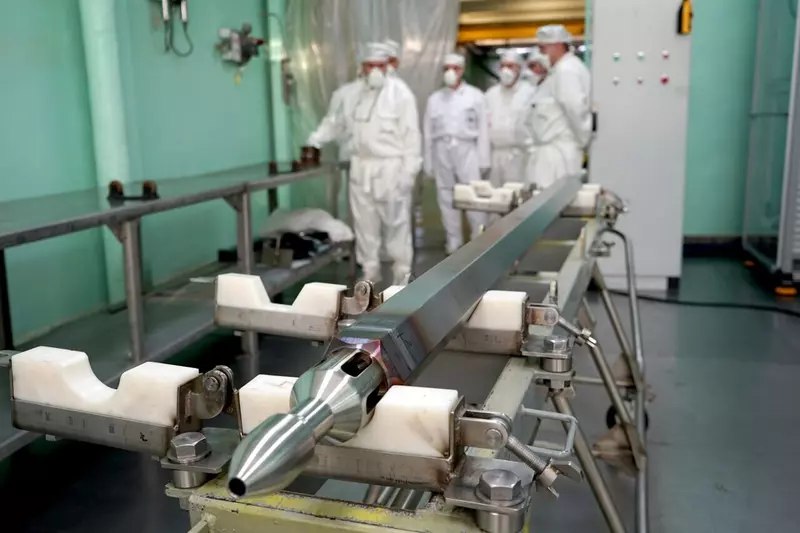 В России изготовили новое ядерное топливо для реакторов на быстрых нейтронах Специалисты предприятий Росатома изготовили опытную тепловыделяющую сборку ОС 5 с нитридным уран плутониевым топливом СНУП предназначенную для перспективных реакторов на быстрых нейтронах Её ключевой особенностью является применение жидкометаллического подслоя В новой конструкции между топливными таблетками и стальной оболочкой тепловыделяющего элемента твэла размещен металлический натрий По расчетам ученых это решение позволит улучшить характеристики топлива для реакторов IV поколения сообщает Росатом Ожидается что такая конструкция поможет снизить рабочую температуру топлива а также уменьшить распухание топливной таблетки Это снизит давление на оболочку твэла и по     sdelanounas ru blogs 170818 utm source tg sdelanounas ru подпишись Кстати а вы хотите чтобы на этом канале появились новости о вашей компании Это бесплатно Подробнее здесь   sdelanounas ru staticpages id 126