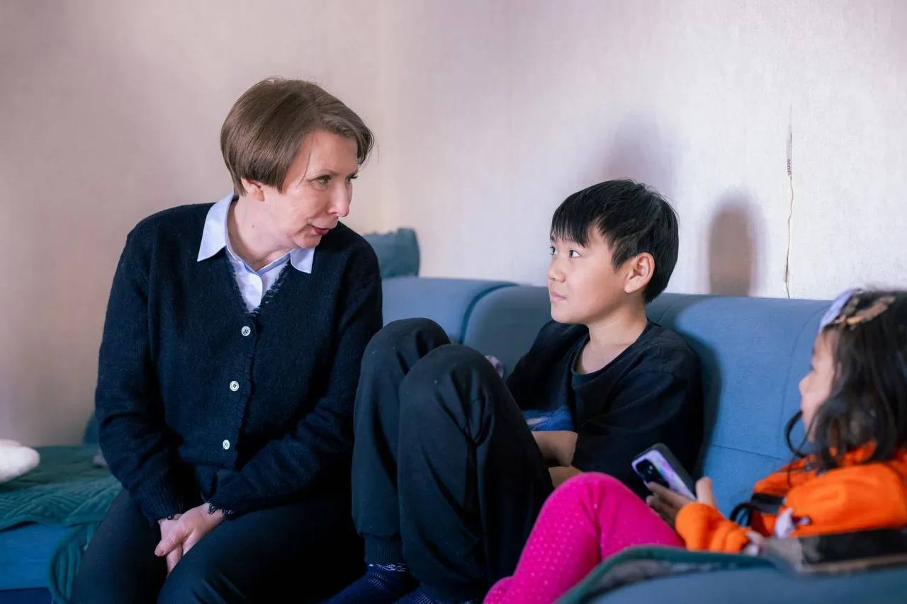 Ольга БАЛАБКИНА установила дымовые извещатели в доме многодетной семьи Заместитель Председателя Правительства Республики Саха Якутия Ольга БАЛАБКИНА в рамках отчёта исполнительных органов власти в селе Бердигестях Горного улуса установила автономные дымовые пожарные извещатели в доме многодетной семьи Дьячковских Задачи нашего Правительства заботиться о благополучии жителей республики Особое внимание мы уделяем безопасности детей По поручению Главы Якутии Айсена Николаева в рамках социальной акции Предупреди пожар установи АДПИ установлены пожарные извещатели в доме многодетной семьи Дьячковских АДПИ это небольшие устройства но в случае задымления подадут мощный звуковой сигнал что позволит вовремя эвакуироваться и предотвратить трагедию сказала Заместитель Председателя Правительства Якутии Ольга БАЛАБКИНА Автономные дымовые извещатели просты в установке и не требуют подключения к электросети так как работают от обычных батареек Их использование в жилых помещениях особенно в домах с детьми является важной профилактической мерой способствующей снижению риска гибели при пожаре Вице премьер Правительства Якутии Ольга БАЛАБКИНА подчеркнула что эти устройства своевременно оповестят жильцов о возникновении пожара что может спасти жизни Заместитель Председателя Правительства Якутии Ольга БАЛАБКИНА передала эстафету социальной акции главе Горного улуса Никите Андрееву Данная акция носит системный характер и является частью комплексной работы по обеспечению безопасности населения Работа по оснащению социально незащищенных семей пожарными извещателями продолжается и в других районах республики В Якутии реализуется комплексный план дополнительных мероприятий по предупреждению пожаров до 2029 года а также план основных мероприятий проводимых в рамках Десятилетия детства на территории республики до 2027 года В местах проживания многодетных семей также семей находящихся в трудной жизненной ситуации проводятся профилактические мероприятия устанавливают автономные дымовые пожарные извещатели АДПИ За 2025 год было установлено порядка 2960 извещателей В результате спасено 39 человек и эвакуировано порядка 100 человек 21 ребёнок единаяроссия сахасирэ ольгабалабкина мыработаем россия якутия арктика экология арктическаяякутия Подпишись на канал   t me balabkinaov