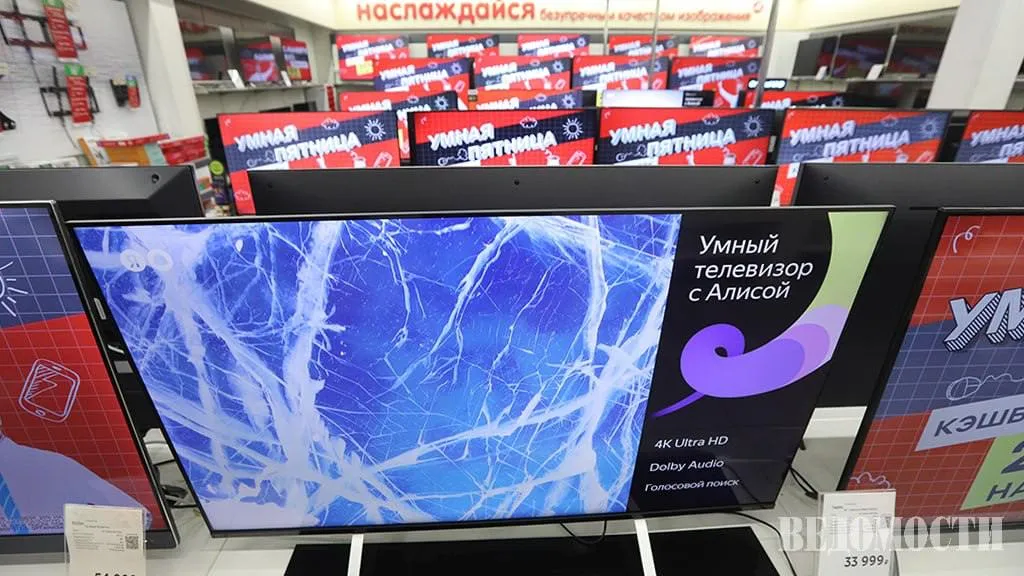 Доля продаж российских и белорусских брендов умных телевизоров за два года выросла с 10 8 до 17 4 подсчитали аналитики J son and Partners Consulting  Всего в I квартале 2026 года было продано на 10 или на 2 млн больше умных телевизоров чем годом ранее Доля умных телевизоров от общего количества устройств достигла 93 что в абсолютном выражении составляет 61 млн поделился с Ведомостями представитель аналитической компании Launcher Увеличение доли российских марок в существующем парке стимулируют продажи умных телевизоров от Яндекса и Сбера объясняет директор департамента новых технологий J son and Partners Consulting Дмитрий Колесов Max Telegram Рассылка Приложение для iOS Android