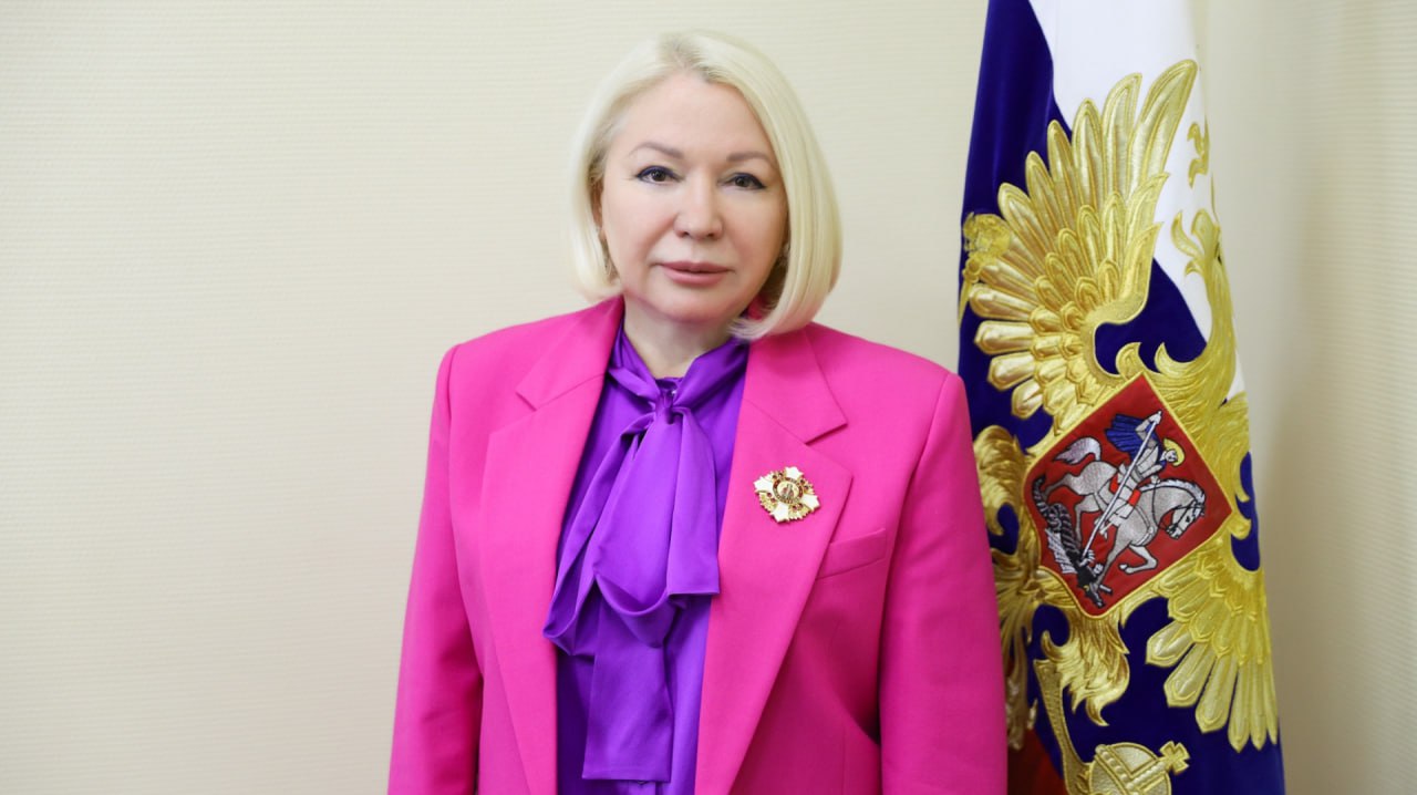 Ирина Соловьева награждена орденом святого благоверного царевича Димитрия Сегодня на заседании Волгоградской облдумы председатель регионального отделения Российского детского фонда Ирина Соловьева получила высшую награду РДФ Орден вручается за защиту детей сирот и детей с инвалидностью В разные годы его получали Лео Бокерия Даниил Гранин Анна Кузнецова и другие известные общественные деятели Жизнь требует объединения усилий для сохранения ценности детства напомнила Ирина Соловьева слова основателя фонда Альберта Лиханова которому в этом году исполнилось бы 90 лет Соловьева возглавляет Волгоградское региональное отделение Российского детского фонда с ноября 2018 года