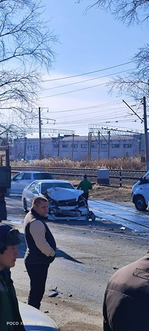 Лобовое дтп на Проспекте  Две легковушки столкнулись несколько минут назад на Проспект 60-летия Октября в районе остановки Зеленая, район жд-переезда. Существенно повреждены оба автомобиля, о пострадавших пока не сообщается.  UPD: “Водитель Форестера получил ссадины. Водитель Марка не пострадал. Виноват водитель Марка”, - сообщает очевидец.  Розыгрыш сертификата в «Самбери» на 10 000₽, участвуйте!