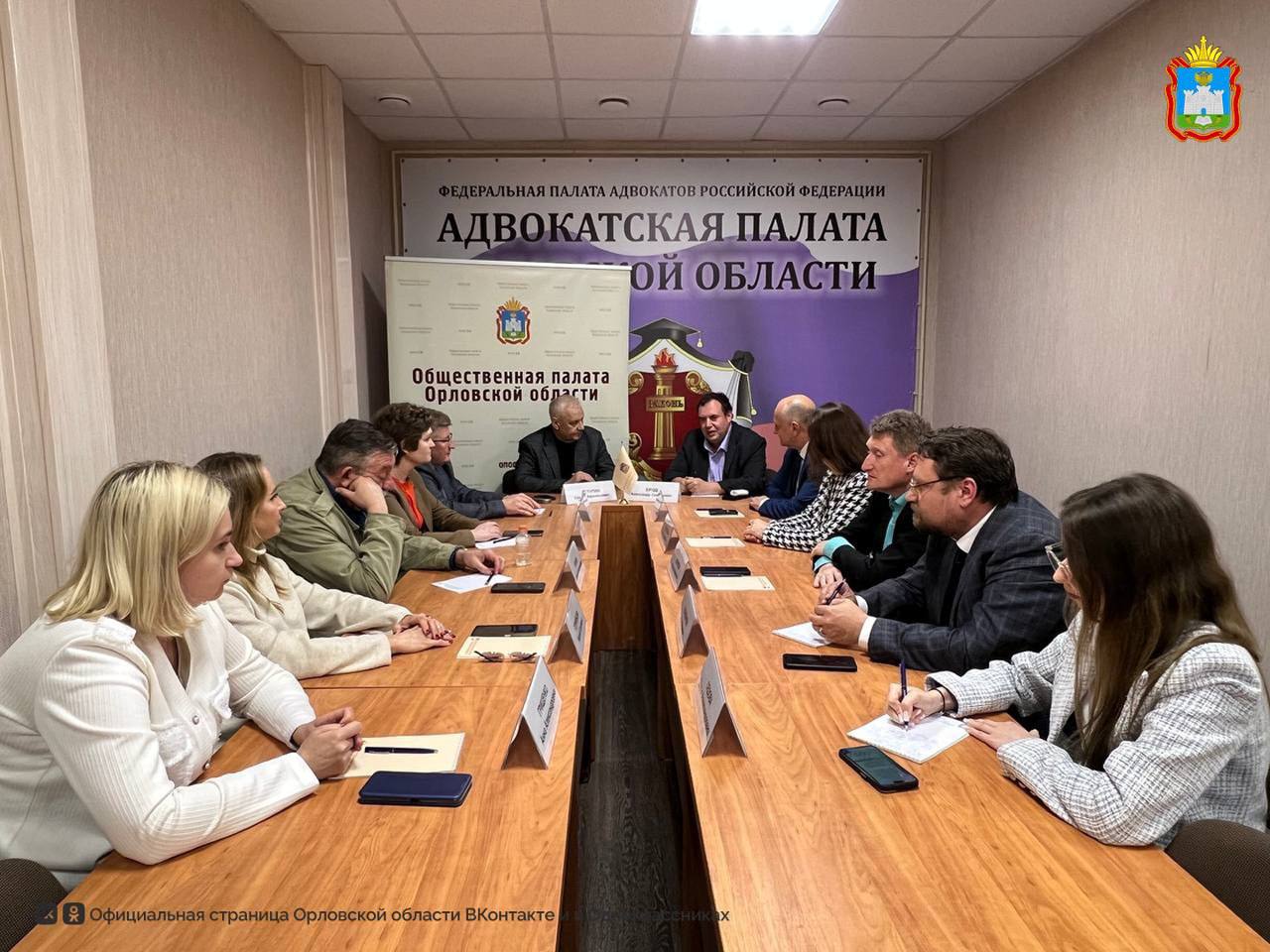 В Орле обсудили подготовку к выборам депутатов Орловского городского совета, которые пройдут в сентябре 2025 года. Вопросы выборов обсудили на рабочей встрече Общественной палаты Орловской области и Общественного штаба по наблюдению за выборами. Участниками стали представители палаты, штаба, эксперты и Александр Брод, член Совета при Президенте РФ и председатель Ассоциации «Независимый общественный мониторинг» НОМ . Александр Брод подчеркнул важность мониторинга избирательных кампаний и роль гражданского общества в предотвращении нарушений, а также обратил внимание на новые вызовы, включая риски, связанные с искусственным интеллектом. Ассоциация НОМ продолжает обучать наблюдателей и проводит регулярные консультации с регионами. Руководитель штаба Юлия Сазонова отметила высокий уровень экспертности и правовую поддержку работы штаба, что повышает доверие к процессу. Участники выразили уверенность в готовности обеспечить качественный контроль на выборах. #Орловскаяобласть #Выборы