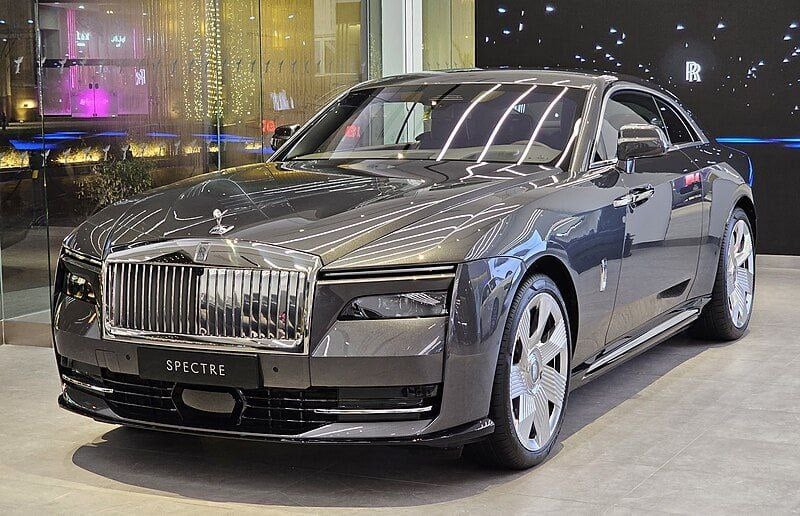 13 украинцев во время войны купили новые Rolls-Royce Spectre стоимостью более €600 тысяч, — расследование СМИ  Spectre — первый электрокар компании, производство которого началось в 2023 году. Его нельзя купить в салоне, и чтобы стать одним из первых владельцев, нужно было стать в очередь и ждать.  Среди вероятных владельцев элитных авто:   Нардеп Геннадий Вацак — имеет два таких авто, зарегистрированных на других людей;    ООО «Энергохаб» — по данным СМИ, машиной пользуется бизнесмен Михаил Бакуненко, которого заметили в Монако;    Экс-нардеп Виталий Хомутынник — в Украину с начала войны не возвращался;    Елена Силенко — частный предприниматель из Черкасс, за 2024 год заработала 2 млн гривен;    Николай Ковальчук — официальных доходов не имеет, его автомобиль покинул Украину через 7 дней после покупки;   Жена застройщика из Харькова Егора Масленникова;    Дочь донецкого бизнесмена Сергея Хановича.  НАШИ РЕСУРСЫ:   Telegram   Tik-tok   YouTube   RUTUBE