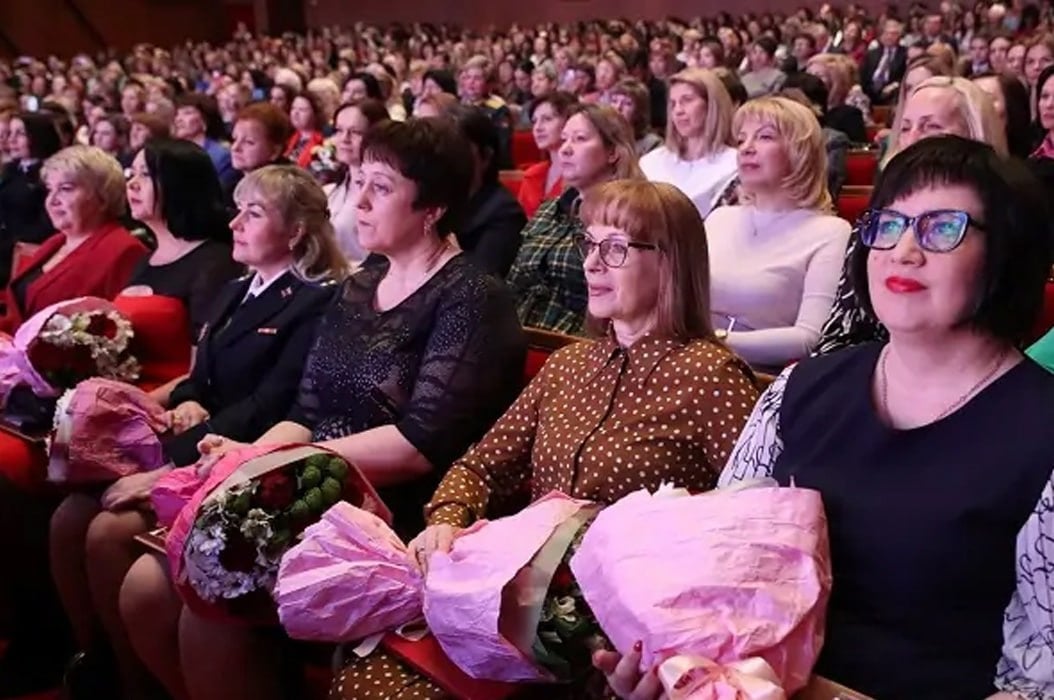 В Ростовской области проживает больше 2,2 млн женщин  Об этом сообщили специалисты Ростовстата.    Дончаки составляют 53,4% от общей численности населения региона. По традиции женщин всегда больше, чем мужчин. Среднестатистической ростовчанке около 44 лет, за сто лет этот показатель вырос более чем на 18 лет, что связано прежде всего с ростом продолжительности жизни.    Чаще всего замуж выходят девушки в возрасте 20-29 лет. Больше четверти наших землячек от 15 лет и старше имеют высшее образование, 39 % - среднее профессиональное.    В донском регионе, также как и в целом по стране женщины хорошо интегрированы в рынок труда. Средний возраст работающей женщины в Ростовской области составляет 42-43 года, что соответствует российским параметрам. Наибольшее число ростовчанок работают в сфере здравоохранения и социальных услугах, образовании, гостинично-ресторанном бизнесе. Также жительницы Ростовской области помимо работы имеют свои интересы и хобби. Многие занимаются спортом, творческом и другими направлениями.    Подписаться на "Новости Ростова"    Прислать новость