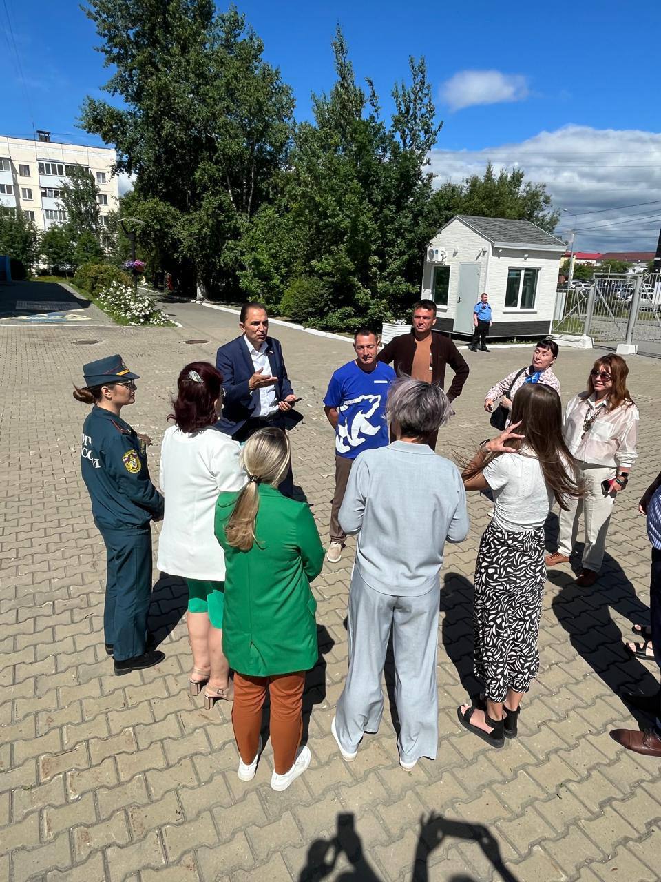 Сегодня совместно с сенатором Андреем Хапочкиным провели инспекцию организации летнего отдыха детей в гимназии №1. Убедились, что ребятишки находятся под надежным присмотром, питание организовано качественно, а досуг насыщенный – занятия, игры, творчество. Глаза у детей горят, что самое главное! Параллельно обсудили с руководством гимназии ряд актуальных вопросов по благоустройству прилегающей территории, наметили пути улучшений. Особенно важным стало предложение сенатора Хапочкина развивать у талантливых ребят журналистские навыки – очень перспективная инициатива! А главное – взяли на особый контроль ситуацию с детской игровой площадкой на территории, признанной аварийной. Безопасность детей – наш абсолютный приоритет. Работа по ее ремонту или замене будет вестись в оперативном режиме. Забота о подрастающем поколении и комфортной среде вокруг них – ключевая задача проекта «Городская среда»!