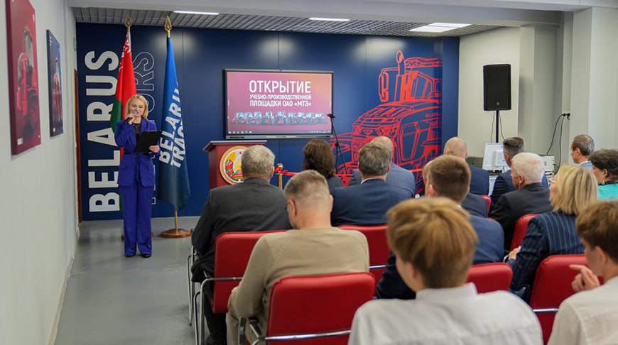 МТЗ открыл мастерскую для студентов колледжей На Минском тракторном заводе начала работу первая в столице учебно производственная мастерская Здесь будут обучаться учащиеся трех колледжей Мастерская создана на базе механического цеха 5 Студенты получат практические навыки работы с современным оборудованием и освоят востребованные специальности В этом сезоне обучение пройдут около 90 человек В дальнейшем планируется увеличить количество студентов в два раза Программа охватывает четыре направления включая операторов и наладчиков станков с программным управлением слесарей и контролеров Разговоры на кухне