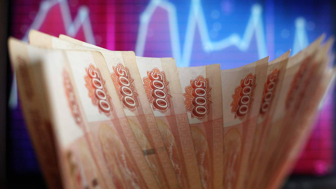 Рекордную сумму налога на доходы собрали с россиян В бюджет страны в 2025 году поступило 320 2 млрд рублей Это почти в три раза выше сборов за 2024 год которые были на уровне 110 7 млрд рублей пишут Известия со ссылкой на Минфин На больших поступлениях в бюджет сказались высокие ставки Вклады стали одним из самых заметных источников доходов Начисления процентов достигали рекордных значений В 2026 году ведомство рассчитывает что с доходов от вкладов россияне заплатят в казну около полутриллиона рублей Фото Юлия Майорова Известия   на связи в TG MAX VK