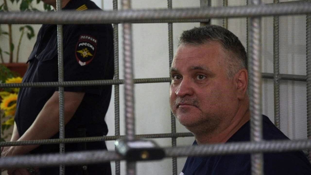 На Серенко завели пятое дело из за клеветы в канале Остров Свободы В рамках расследования уголовных дел в отношении задержанного в июле администратора Telegram канала Остров Свободы Михаила Серенко вскрылся новый эпизод его преступной деятельности В отношении Серенко возбуждено еще одно дело по статье о клевете сопряженной с обвинением в преступлении против половой неприкосновенности События по волгоградски по волгоградски