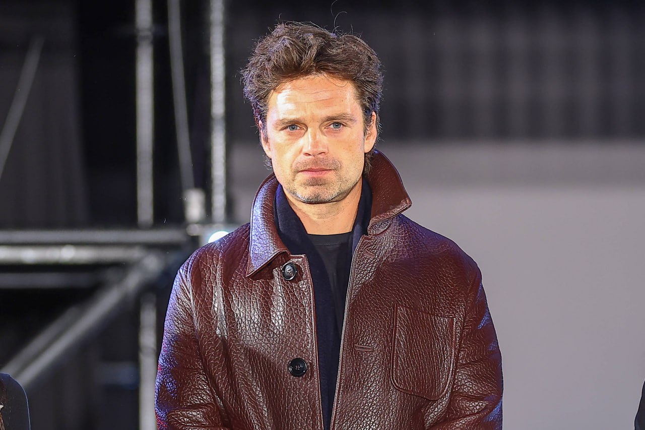 Себастиан Стэн сыграет Двуликого в сиквеле Бэтмена Мэтта Ривза Об этом сообщили источники THR которые подтвердили информацию о том что Стэн пополнит актерский состав фильма Роберт Паттинсон вернется к роли Брюса Уэйна Колин Фаррелл вновь сыграет Пингвина а Джеффри Райт комиссара Джеймса Гордона Снимать продолжение Бэтмена начнут весной а в зарубежный прокат картину выпустят 1 октября 2027 года Фото Легион медиа Kazuki Oishi Кинопоиск Новости