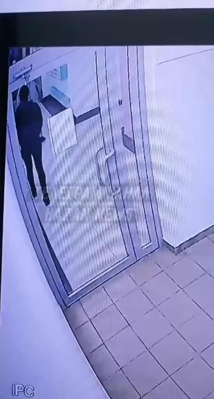 Мужчина ударил девушку головой о стеклянную дверь в ЖК Яркий