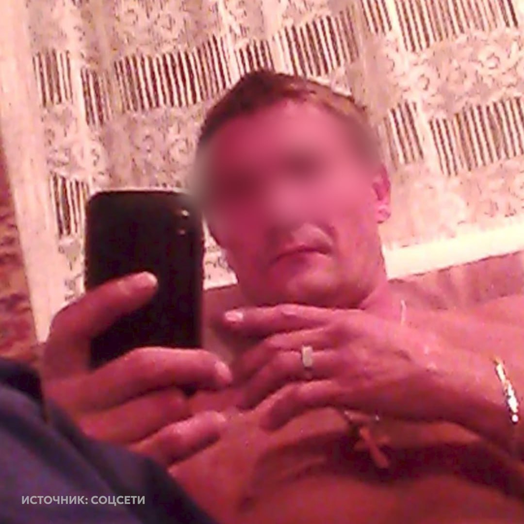 17-летний студент колледжа в Кемерово зарезал отчима, который угрожал убить его мать и регулярно избивал её По данным SHOT, поздно вечером погибший Виталий на фото ссорился со своей возлюбленной Ириной в квартире на улице Нахимова. Всё это происходило на глазах у двух сыновей женщины — 17-летнего студента местного колледжа индустрии питания и сферы услуг и 8-летнего школьника. Подросток решил заступиться за маму: взял нож и дважды ударил мужчину в живот. От полученных ранений тот скончался. Как нам стало известно, в последние месяцы на Виталия регулярно поступали жалобы в полицию. Он угрожал матери двоих детей убийством и регулярно избивал её.